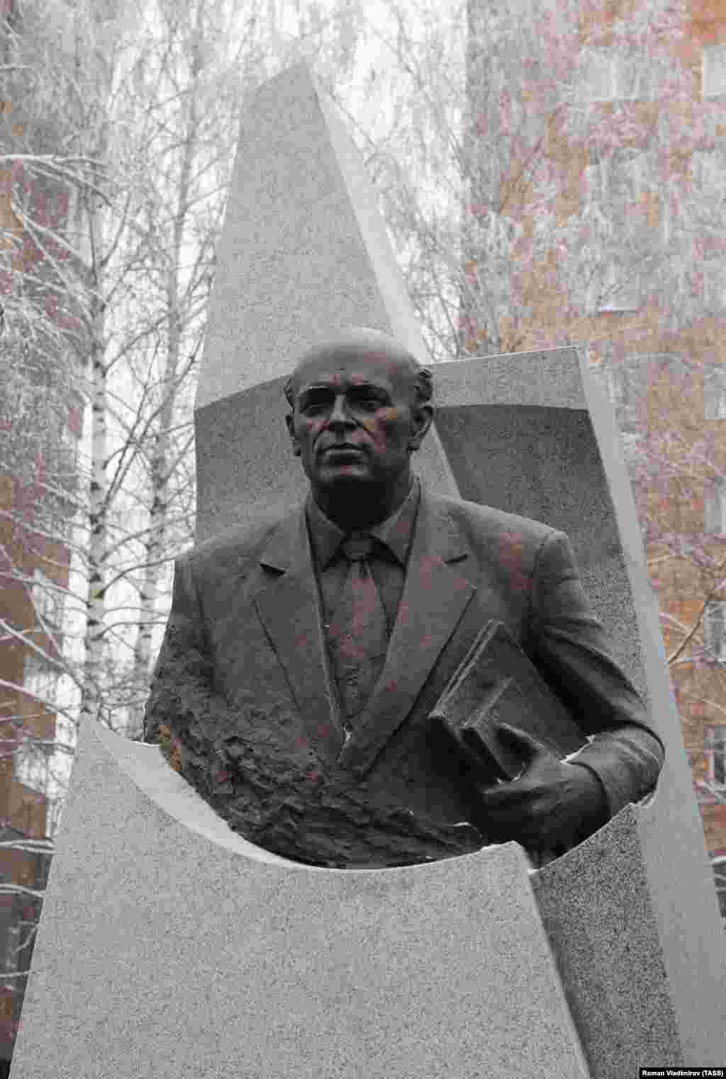 Памятник Андрею Сахарову в Нижнем Новгороде. 