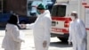 Medicinski radnici proveravaju temperaturu pacijentkinji ispred bolnice u Sarajevu, 9. aprila 2020. 