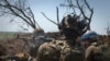 Украински войници стрелят по руска позиция от окоп на фронтовата линия в Запорожка област, Украйна. Снимката е илюстративна.
