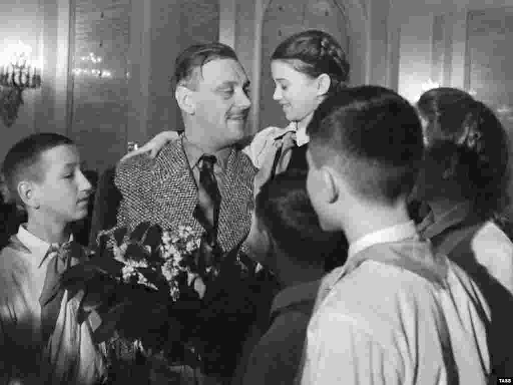 Поэт Сергей Михалков с пионерами в Георгиевском зале Кремля, 1954 год