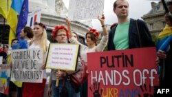 Демонстрация в Париже против поставки Францией вертолетоносцев "Мистраль" в Россию, 13 июля 2014 года