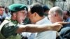 Svađa izraelskog vojnika i Palestinca, oktobar 2000.