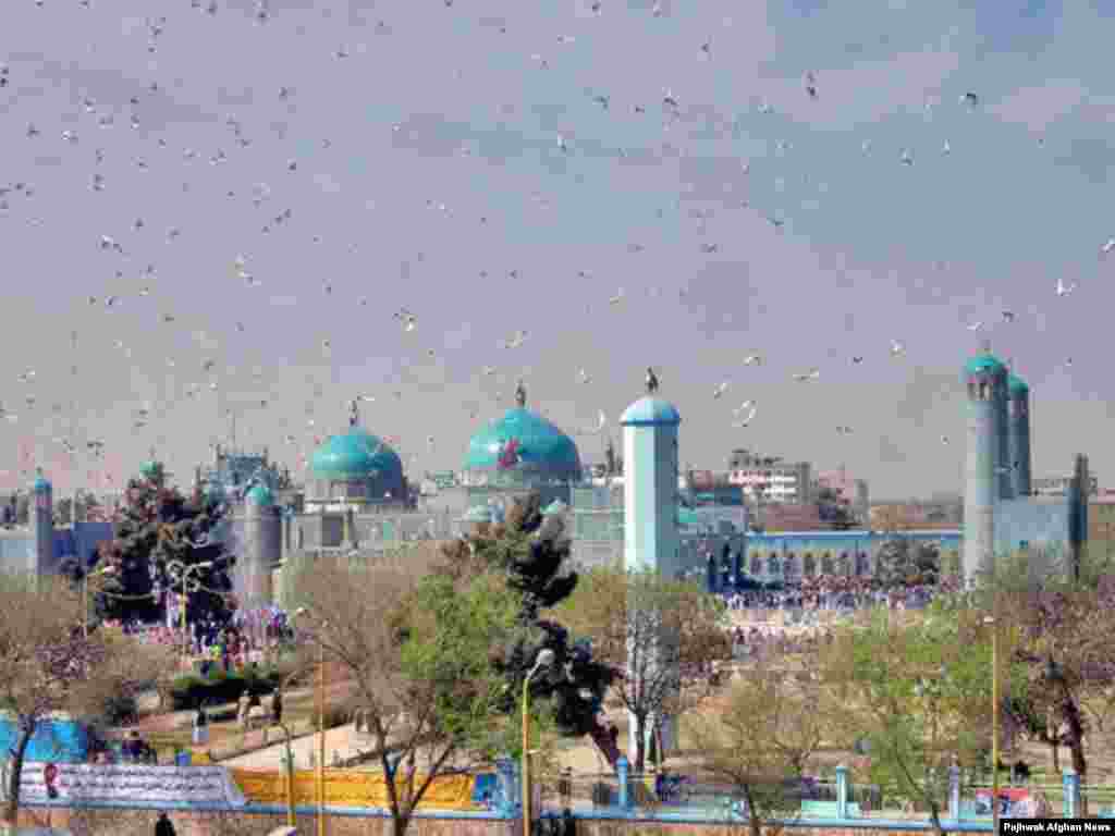 مزار شریف در افغانستان، محلی مقدس و محل برگزاری جشن نوروز است.