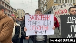 Протест пред зградата на Ректоратот на Универзитетот во Белград, 13 декември 2024 година.