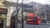 Тројазична патоказна табла ( на македонски, англиски и албански) во центарот на Скопје. 