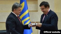 Президент України Петро Порошенко (ліворуч) і новий голова Одеської обласної державної адміністрації Міхеїл Саакашвілі