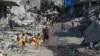 Palestinienii stau la coadă pentru a umple recipientele cu apă în orașul Khan Yunis din sudul Fâșiei Gaza pe 14 iulie 2024.