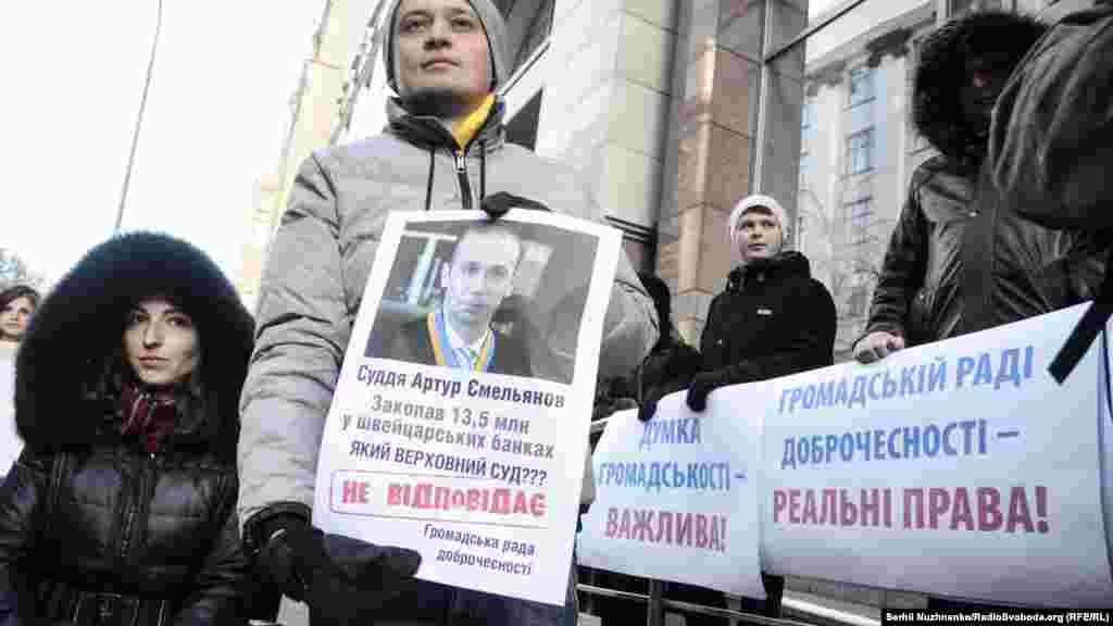 Біля будівлі Комітетів Верховної Ради України активісти організацій «Реанімаційний пакет реформ» та «Автомайдан» провели акцію «Доброчесність у смітник?». Активісти вимагали надати Громадській раді доброчесності реальні правові механізми для виконання її функцій, включивши відповідні положення до законопроекту «Про Вищу раду правосуддя». Київ, 7 грудня 2016 року ДИВИТИСЯ ФОТОГАЛЕРЕЮ