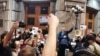 Protest novinara nakon što su maskirane osobe ubacile 500 letaka u dvorište zgrade Televizije N1 na kojima je ispisano ‘Republika Srbija, doviđenja. Dobrodošli u Luksemburg’ (16. oktobar 2019.)