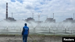 O echipă de experți a Agenției Internaționale pentru Energie Atomică (AIEA) într-o vizită la Centrala Nucleară Zaporojie, Enerhodar, în regiunea Zaporojie, Ucraina controlată de Rusia, 15 iunie 2023.