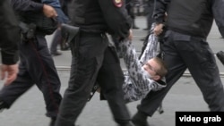 До масових протестів із політичними вимогами не готові приєднатися 75% опитаних, з економічними вимогами, проти падіння рівня життя – 69%, свідчить опитування «Левада-Центру»