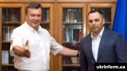 Тодішній президент України Віктор Янукович (ліворуч) і заступник голови Адміністрації президента Андрій Портнов, Крим, 2 серпня 2010 року